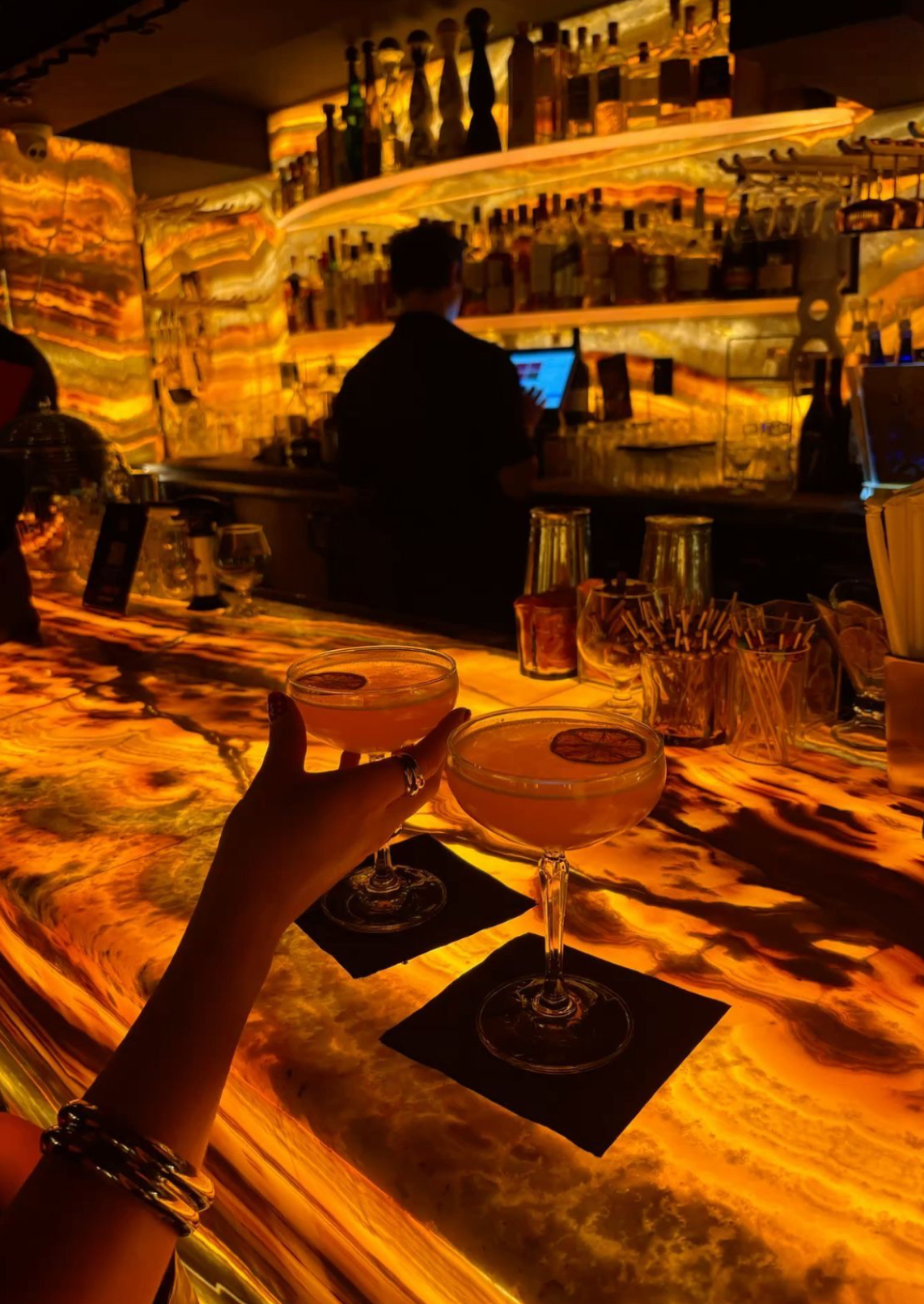 Bancone bar in onice con cocktail della casa